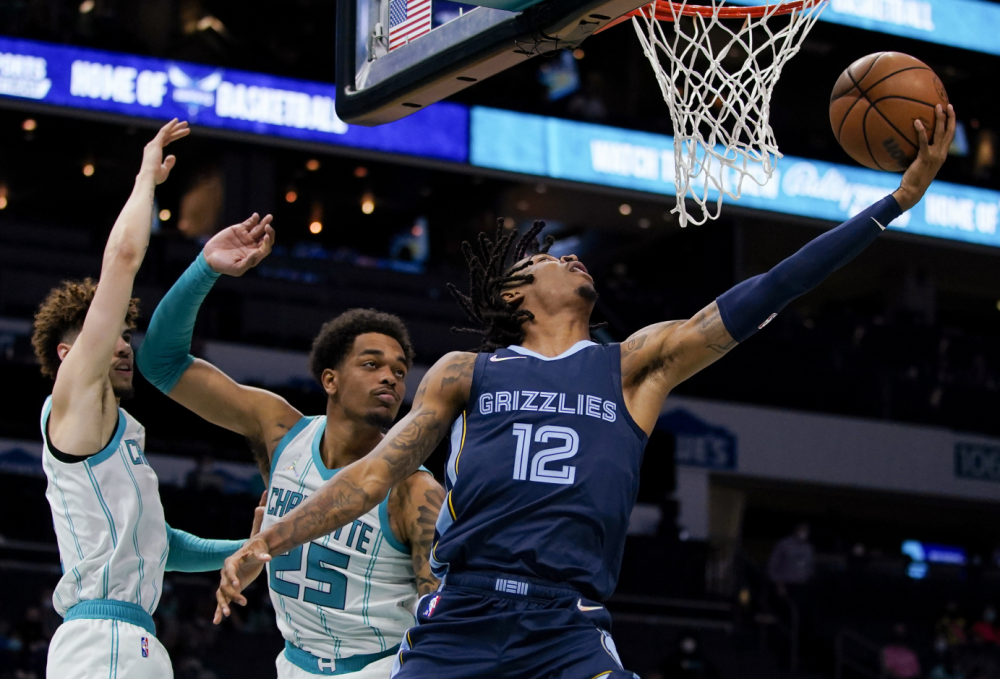  莫兰特高难度拉杆上篮灰熊加时险胜马刺  